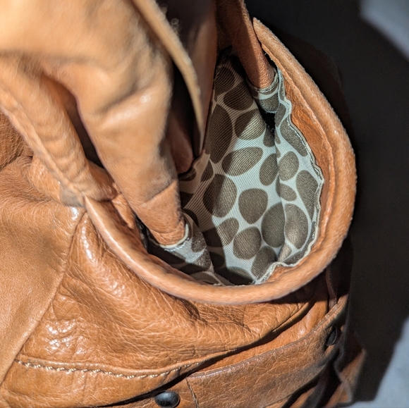 Tre Vero large travel crossbody bag. - Picture 10 of 14